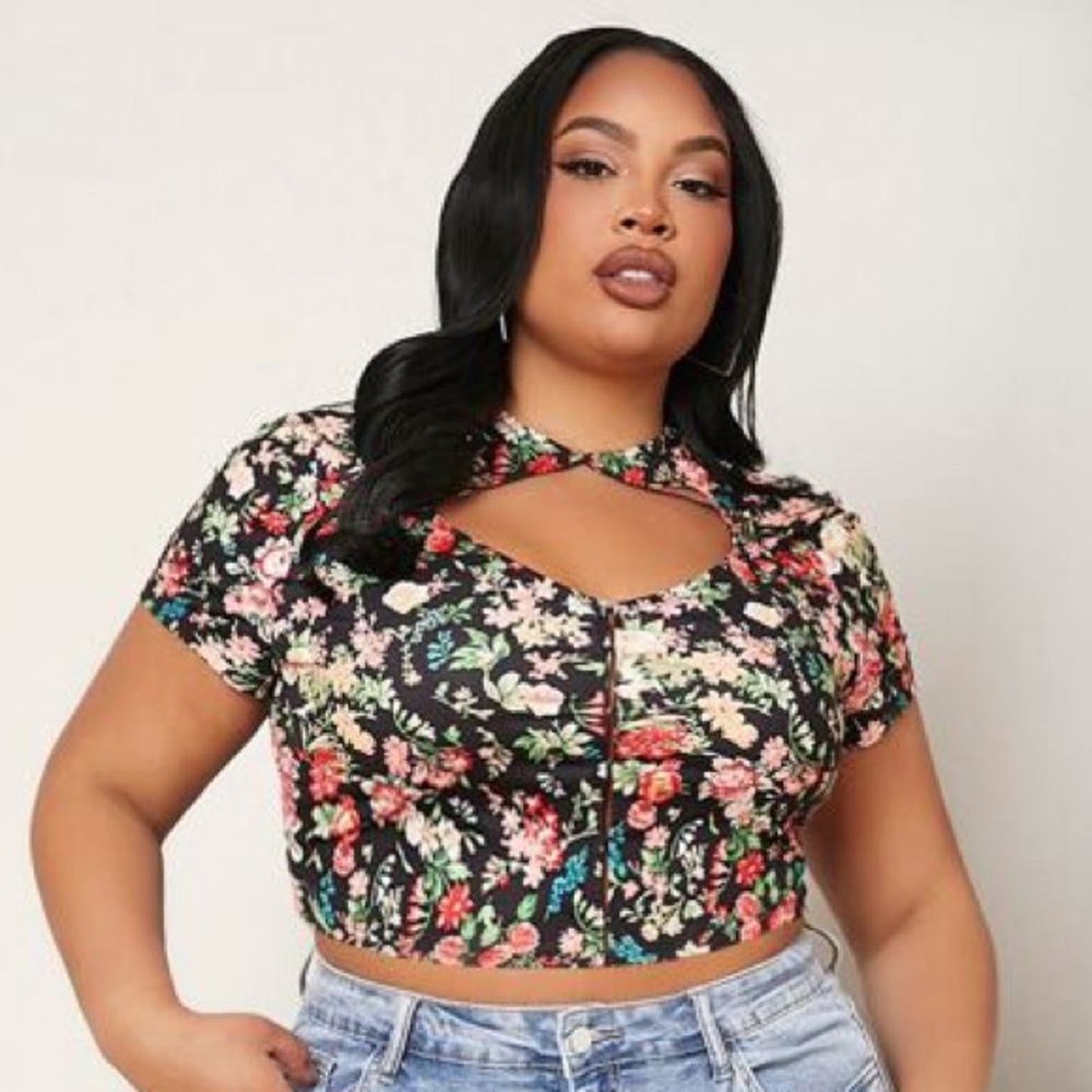 NWOT: Size 1XL - SHEIN SXY Plus Floral Print Cut Out Front Tee